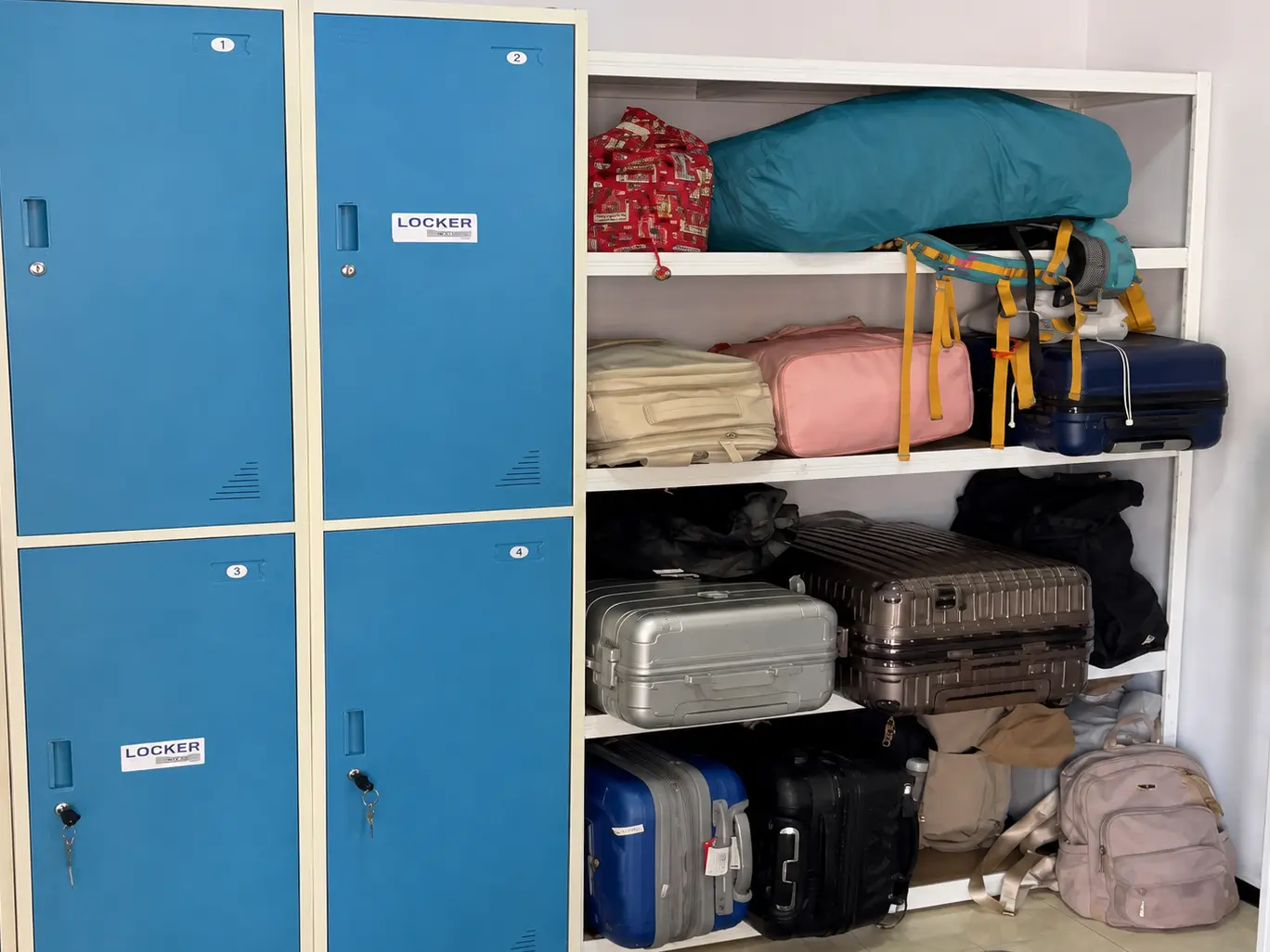 Area locker dan rak penitipan barang LockerWangi Banyuwangi